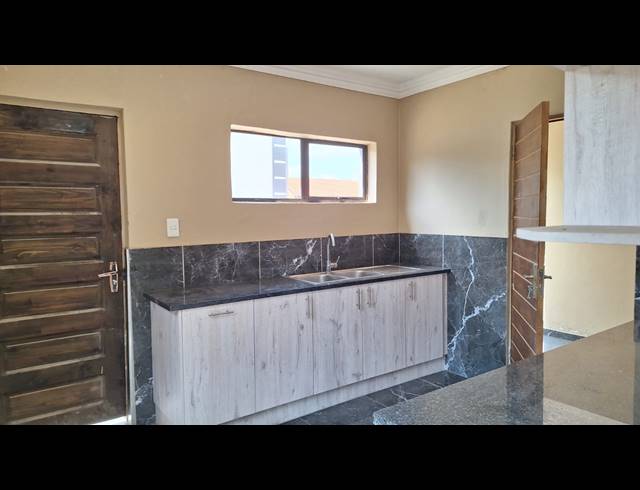 6 BEDROOM HOUSE FOR SALE IN RIVERSDALE